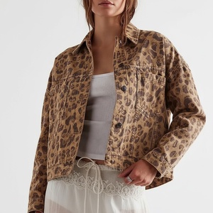 Chaqueta Vaquera Personalizada con Logotipo para Mujer, Corte Regular, Prenda Exterior Ecológica, Transpirable, Lavado Claro, Otoño, con Botones, Venta al Por Mayor - Product Image 1