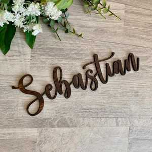 Plaque décorative personnalisée en bois avec nom de famille pour salon, couloir et entrée – Idée cadeau, personnalisation de l'espace. - Product Image 4