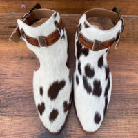 Sepatu Bot Kulit Sapi Asli Terlaris untuk Wanita Gaya Barat dengan Dua Tali di Pergelangan Kaki, Gesper Hias, Ujung Runcing, dan Pola Solid