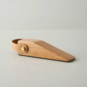 Tope de puerta retro hecho a mano de madera y cuero, accesorio decorativo para el hogar, cuña para puerta, artículo de regalo para mejoras del hogar - Product Image 1