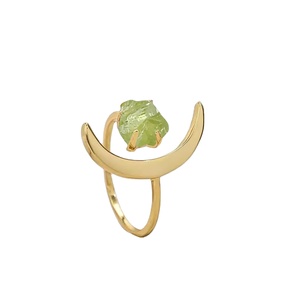 Anillo de Plata 925 con Peridoto en Forma de Luna Creciente |   Anillo de Piedra Preciosa de Nacimiento Hecho a Mano con Engaste de Garras - Product Image 1