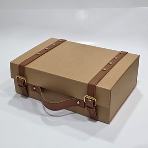 Cajas Magnéticas Plegables de Cartón Rígido Negro Mate de Lujo Premium, Impresas en Offset con Relieve, Hechas con Materiales Reciclados - Product Image 4