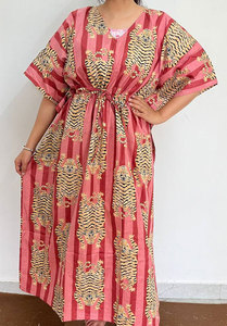 Vestido Kaftan Moderno de Algodón Estampado para Mujer con Textura Suave y Aspecto Moderno - Product Image 1