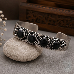 Bracelet ouvert en onyx à quatre pierres serties, fait main, en laiton plaqué argent/or, bijoux unisexe - Product Image 5