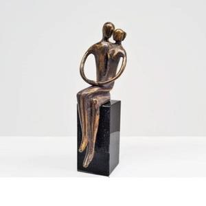 Escultura de aluminio fundido hecha a mano, guiada por una estructura fluida de equilibrio interior y una disciplina artística moderna. - Product Image 4