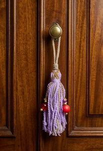 Porte-clés artisanal avec franges en rayonne violette et perles rouges, porte-clés décoratif - Product Image 3