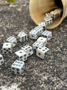 Dés de jeu carrés modernes, écologiques, en os naturel, polis et durables pour Ludo, Échecs, Jeux de casino, Vente en gros - Product Image 5