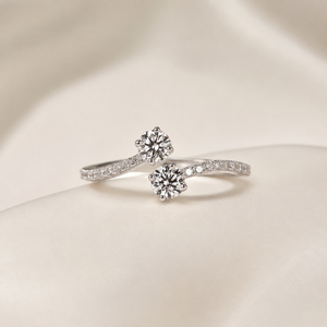 Bague en or blanc 14 carats avec diamant rond cultivé en laboratoire |   Bague moderne ouverte en diamant croisé |   Cadeau d'anniversaire de mariage pour femme - Product Image 1