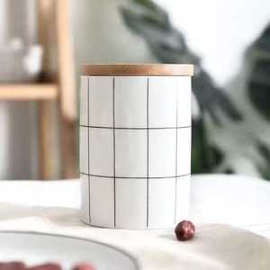 Conteneur de rangement moderne en métal avec couvercle en bois pour l'organisation de la cuisine et du garde-manger à la maison, et utilisation décorative sur comptoir - Product Image 1