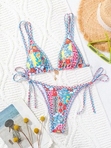 Conjunto de Bikini con Estampado Floral Azul para Mujer, Top Cruzado con Tiras Laterales y Braguita, Traje de Baño de Spandex y Poliéster - Product Image 5