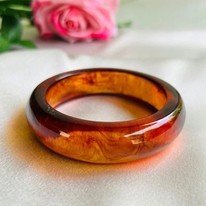 กำไลข้อมือเรซิ่นทำมือสุดหรู สีอำพัน ดีไซน์สวยงาม ของขวัญวันวาเลนไทน์ - Product Image 5