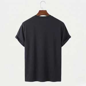 T-shirt homme noir à blocs de couleur en coton premium, col rond, manches courtes, style streetwear décontracté, avec panneau rayé rouge et blanc, contraste moderne - Product Image 4