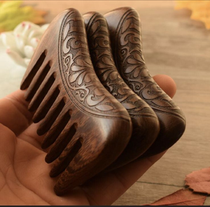 Peigne en bois sculpté foncé avec un accessoire pompon décoratif vert soyeux, disponible à prix de gros. - Product Image 3