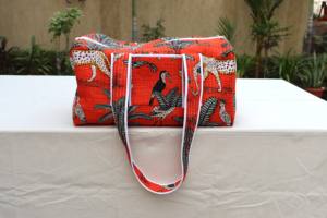 กระเป๋าเดินทางผ้าฝ้ายพิมพ์ลายป่าผลไม้แบบควิลท์ ทำมือจากอินเดีย สำหรับผู้หญิง ขนาดใหญ่ จุของได้เยอะ ทนทาน น้ำหนักเบา เป็นมิตรกับสิ่งแวดล้อม พกพาสะดวก - Product Image 2