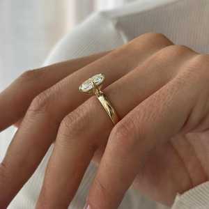 Bague solitaire en or jaune avec diamant coussin allongé de 3 carats, 3 mm, sertie de griffes en forme de boussole, certifiée IGI - Product Image 6