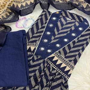 VASTRA COTTAGE Elegante Conjunto de Kurti Redondo Estampado de Algodón Puro con Pantalón de Cuello Completamente Decorado y Dupatta de Algodón - Product Image 1