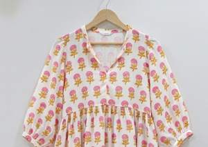 Vestido midi tipo túnica de algodón con estampado floral formal hecho a mano en India |   Vestido de Verano Transpirable con Cintura Natural - Product Image 4