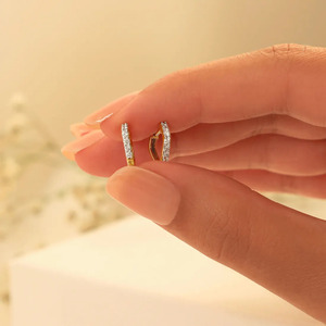 Pendientes de Aro Curvos Dorados con Diamantes - Product Image 4