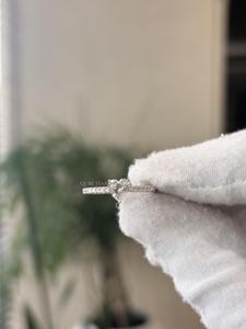 Bague de fiançailles durable en or massif avec diamant de laboratoire taille cœur pavé, 0,90 carat VVS VS EF, cadeau romantique - Product Image 2