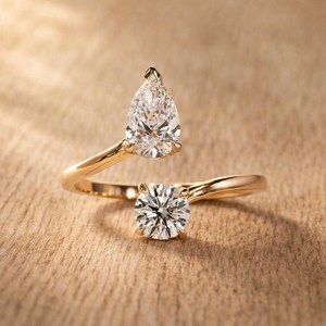 Bague Toi et Moi en Or Massif 10K 14K 18K Certifiée IGI, Diamant de Laboratoire Taille Poire et Ronde, Couleur DEF, Pureté VS VVS, Ouverte et Ajustable - Product Image 4