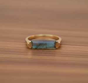 Bague en argent sterling 925 plaqué or 14 carats avec pierre de labradorite taille baguette, faite à la main, pour femme, idée cadeau - Product Image 1