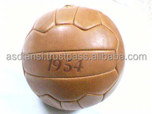 Balones de Fútbol Antiguos de Cuero, Balones Retro Vintage de Fútbol, Rugby, Baloncesto, Balonmano, con Guantes de Boxeo - Product Image 4