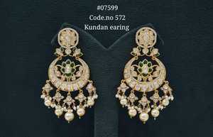 Boucles d'oreilles pendantes Kundan plaquées or, en laiton, à motifs floraux, style ethnique, pour femmes, pour mariage, fête, occasions festives. - Product Image 3