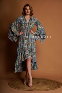Robe longue bohème à col en V et manches évasées pour femme, légère, respirante et élégante, en soie, coupe asymétrique, vente en gros - Product Image 4