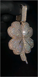 Colgante personalizado de hip hop con diseño de trébol, chapado en oro de 18k sobre plata 925, con incrustaciones de moissanita VVS que pasa la prueba del diamante. - Product Image 3