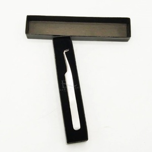 Pince à épiler pour cils avec pointe plate à 90 degrés de 7 mm, pointe argentée, et pince à épiler simple, emballage en boîte noire - Product Image 4