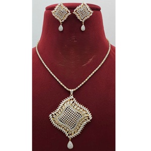 Magnifique ensemble collier pendentif en laiton plaqué or et zircon avec boucles d'oreilles à maillons pour femme, idéal pour les occasions de mariage - Product Image 1