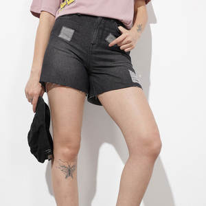 Shorts en jean pour femmes tendance jeunesse, imprimés au laser, texture rétro, style moderne streetwear - Product Image 2