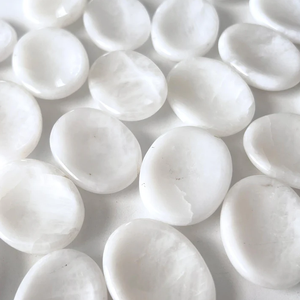 Vente en gros de pierre de pouce de jade blanche sculptée en cristal pierre naturelle d'énergie de guérison Feng Shui à usage thérapeutique - Product Image 4