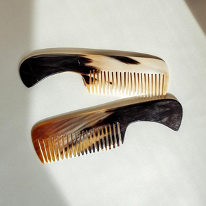Nuevo peine de cuerno natural ecológico, elegante y personalizado, hecho a mano, para peinar el cabello, hecho con cuerno real de búfalo/vaca, diseño moderno, India - Product Image 1