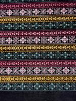 Tissu en velours noir fin brodé d'un motif géométrique bohème à rayures diamantées pour la confection de vestes, de dupattas et de robes.