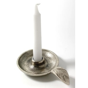 Porte-bougie vintage en argent texturé style antique avec poignée en feuille, support de bougie conique portatif en métal argenté avec poignée en feuille - Product Image 1