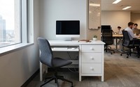 Bureau d'ordinateur moderne en bois blanc, écologique et durable, avec plateau pour clavier coulissant à 3 tiroirs, résistant à l'eau, autoportant