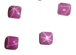 Rubis Étoilé Rouge Carré 11x11 mm 9,5 Carats Créé en Laboratoire Poli Opaque Cabochon avec Effet Étoile à 6 Branches pour la Fabrication de Bijoux - Product Image 2