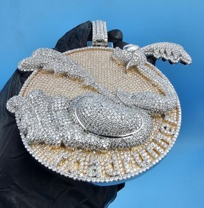 Colgante de Moissanita Personalizado con Letras Iced Out, Colgante de Personaje de Dibujos Animados, Colgante de Plata 925, Colgante Bicolor Bling de Rapero para Hombre - Product Image 1