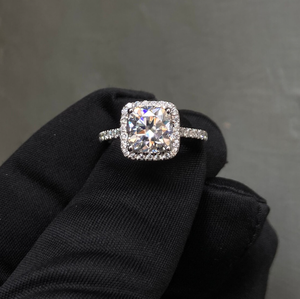 Anillo de Halo de Plata 925 Chapado en Oro con Diamante Moissanita, Corte Cojín, Engaste de Garras, para Boda y Compromiso, para Mujer - Product Image 1