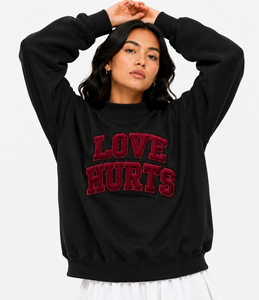 Sweat-shirt noir à col rond pour femme, imprimé lettres brodées « Love Hurts », coupe classique, pour l'automne, à pois et à carreaux. - Product Image 1