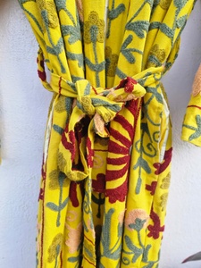 Abrigo Largo de Terciopelo Suzani, Bordado a Mano con Diseño Floral, Prenda de Invierno de Lujo para Mujer, Reversible, con Capucha, Ecológico y Transpirable - Product Image 4