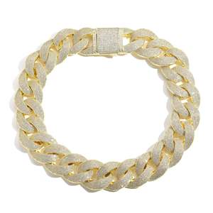 Collier chaîne cubaine sertie de diamants avec fermoir sécurisé pour la mode hip-hop, les vidéos musicales et les performances scéniques, disponible à la vente - Product Image 3