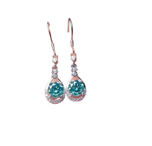 Boucles d'oreilles en moissanite verte 1ct Round Cut Brilliant Cut Moissanite Boucles d'oreilles en argent sterling et bijoux personnalisés - Product Image 1