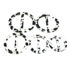 หัวเข็มขัดเรซิ่นแฟชั่นลายวัวสีดำขาวสำหรับตกแต่งกระเป๋า - Product Image 1