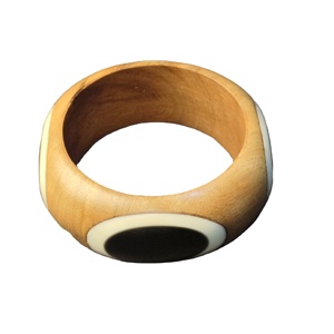 Bracelet manchette large en bois naturel et résine blanche, style bohème, fait main, durable et écologique – Tendance actuelle - Product Image 1