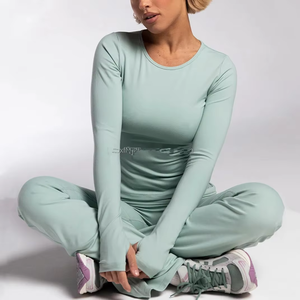 Ensemble de vêtements de sport personnalisés pour femmes, léger, à séchage rapide, haut à manches longues, leggings de yoga taille mi-haute évasés, effet push-up, imprimé fitness - Product Image 4