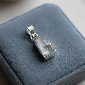 Pendentif élégant en cristal de quartz naturel brut et argent sterling 925, charme énergétique spirituel, bijou unisexe pour usage quotidien - Product Image 4