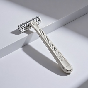 Navaja de Afeitar Desechable de Acero Inoxidable con Hoja Única y Mango de Plástico Recubierto de Platino para Uso en Salón y Cuidado Personal - Product Image 2