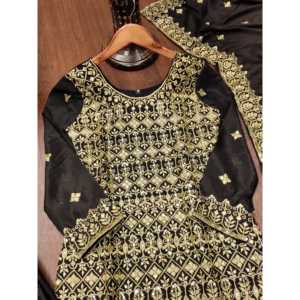 Ensemble de costume pour femmes de créateur avec sharara en chinon brodé avec des motifs brodés de sequins - Product Image 4